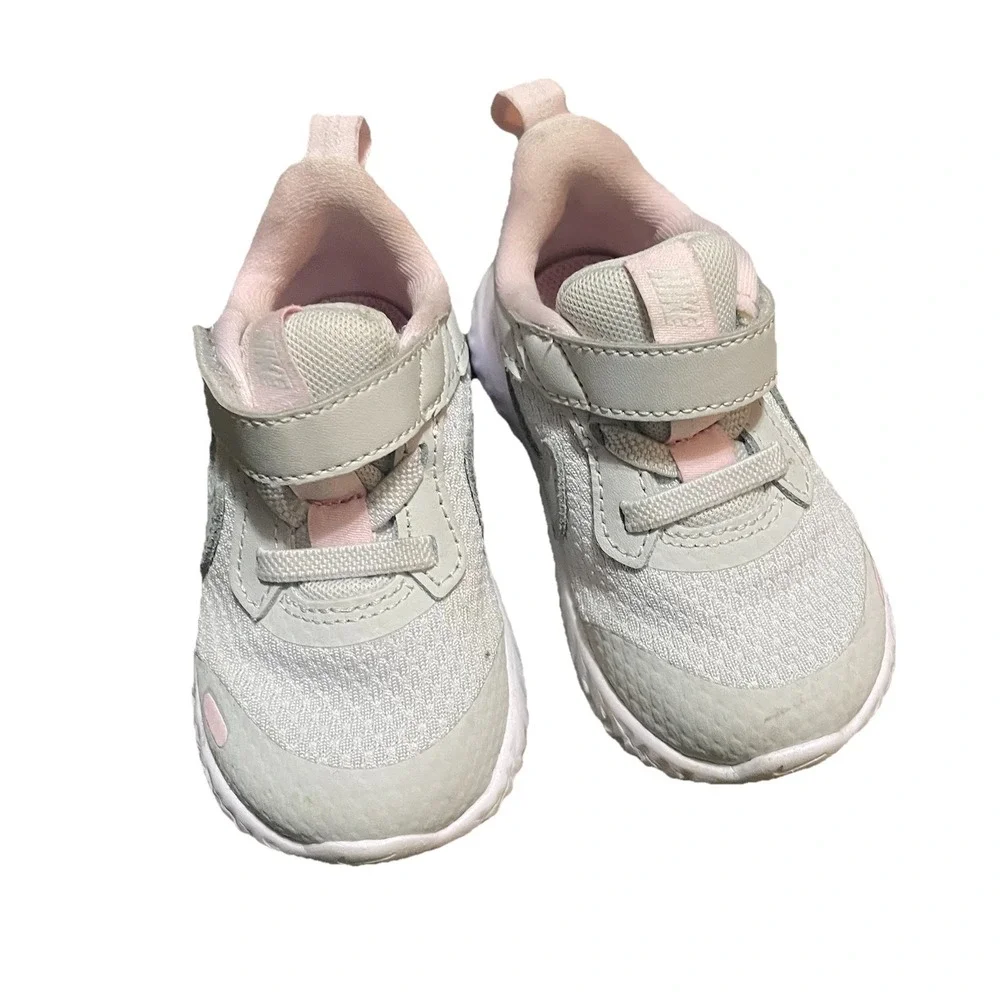 Nike Revolution 5 BQ5673 600  Photon Dust White Pink‎ Foam Size 5C Running Comfy